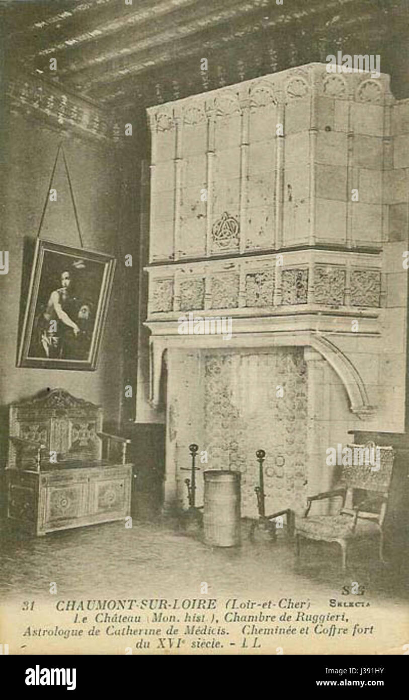 Chaumont, Francia, presenta la Chambre Ruggieri, una stanza che prende il nome dal famoso astrologo e scienziato italiano, Giovanni Ruggieri. La camera si trova nel Castello di Chaumont, un iconico punto di riferimento francese noto per il suo significato storico e la sua bellezza architettonica. Foto Stock