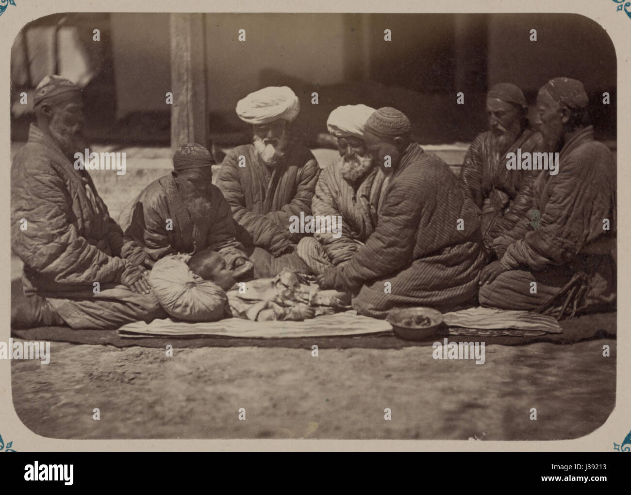 La pratica della circoncisione in Asia centrale ha un profondo significato culturale e religioso. È comune in vari gruppi etnici e religiosi, tra cui musulmani ed ebrei, segnando un rito chiave di passaggio in molte comunità. Foto Stock