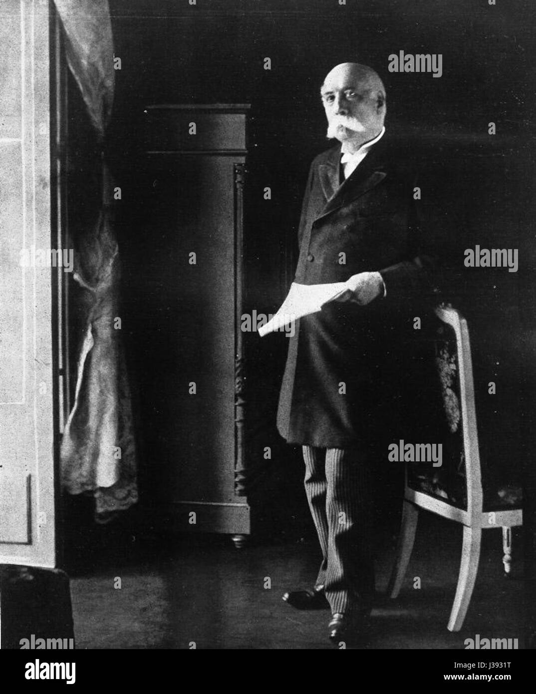 Questo ritratto a figura intera di Crispi si riferisce probabilmente a un'opera d'arte o rappresentazione di una figura storica di spicco. L'opera potrebbe essere un tributo ai suoi contributi nella storia, mostrando il suo ruolo in contesti politici o culturali. Foto Stock