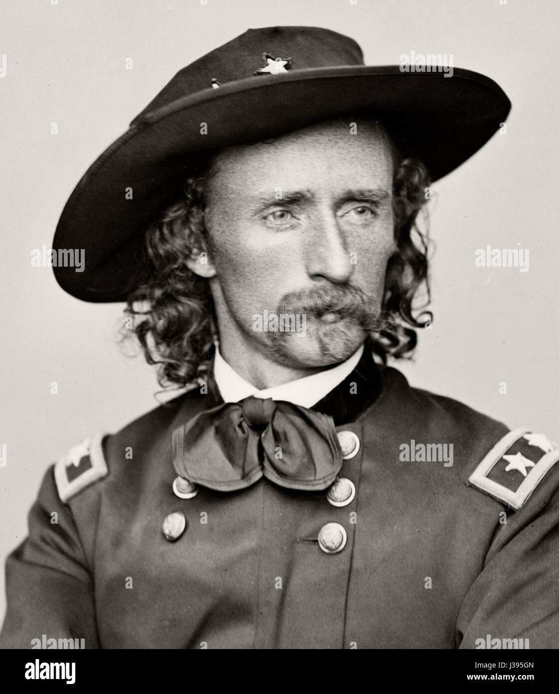 Questo ritratto restaurato del generale George Armstrong Custer lo ritrae nella sua uniforme militare. Custer è famoso per il suo ruolo nelle guerre indiane, in particolare nella battaglia di Little Bighorn, dove ha raggiunto la sua fine Il restauro mette in risalto i dettagli del suo abbigliamento e le caratteristiche del viso. Foto Stock
