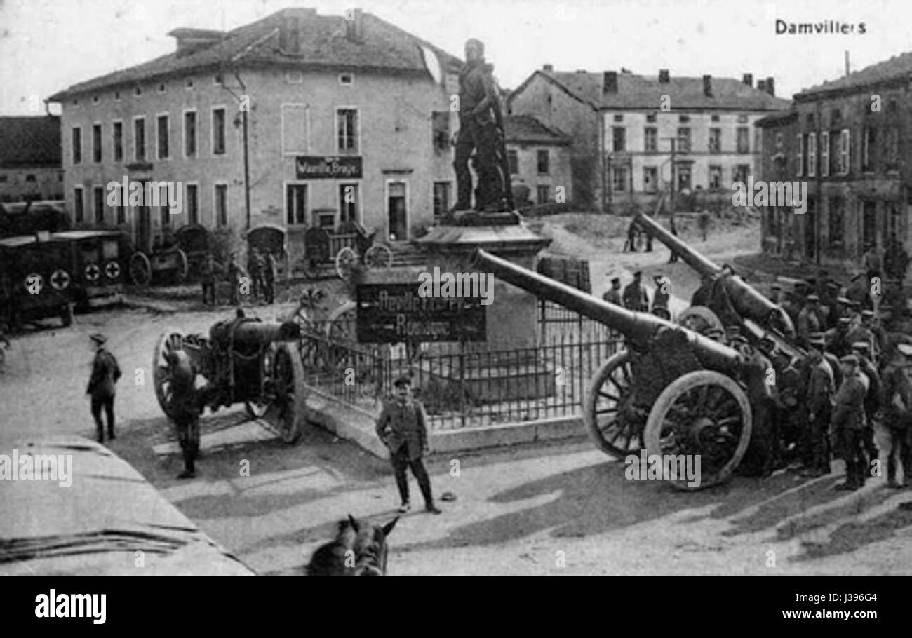 Damvillers, una città in Francia, fu significativamente colpita durante la prima guerra mondiale. L'anno 1914 segnò l'inizio di pesanti azioni militari nella regione, contribuendo alla sua storia di distruzione e ricostruzione in tempo di guerra. Foto Stock