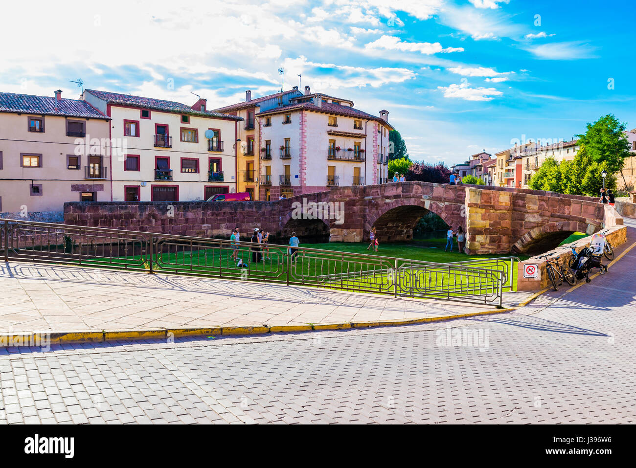 Molina de Aragón. Il vecchio ponte sul fiume Gallo, del XIII secolo. Guadalajara, Castilla La Mancha, in Spagna, Europa Foto Stock