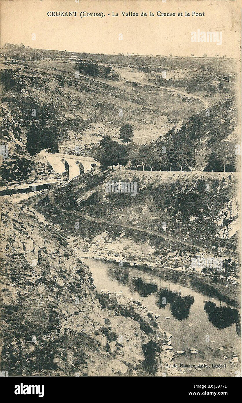 Questa immagine di Crozant, scattata nel 1917, mostra una scena storica o un ambiente in questo villaggio francese, famoso per il suo patrimonio artistico e le vedute paesaggistiche. Crozant era ben noto tra gli artisti per le sue vedute ispiratrici. Foto Stock