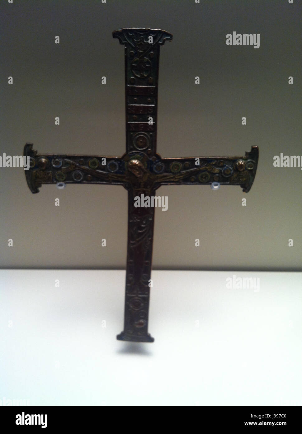 Questa è una raffigurazione di una croce cristiana con il Cristo crocifisso, un simbolo importante nel cristianesimo che rappresenta il sacrificio di Gesù. La croce è spesso raffigurata nell'arte religiosa per trasmettere temi di sacrificio, redenzione e salvezza. Foto Stock