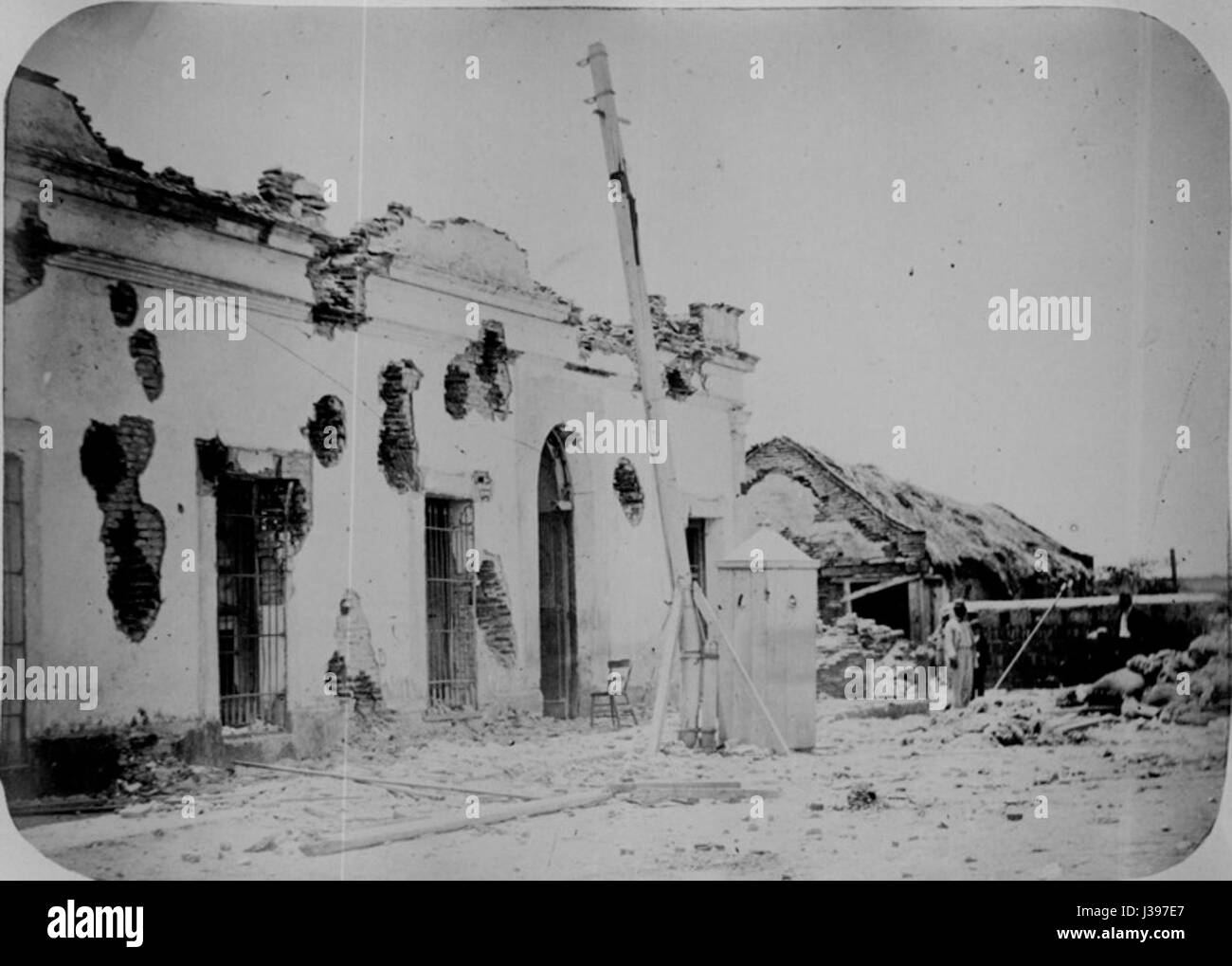 Questa immagine mostra un edificio danneggiato a Paysandu, Uruguay, che fornisce una visuale dello stato dell'edificio dopo un evento distruttivo, illustrando i danni urbani. Foto Stock