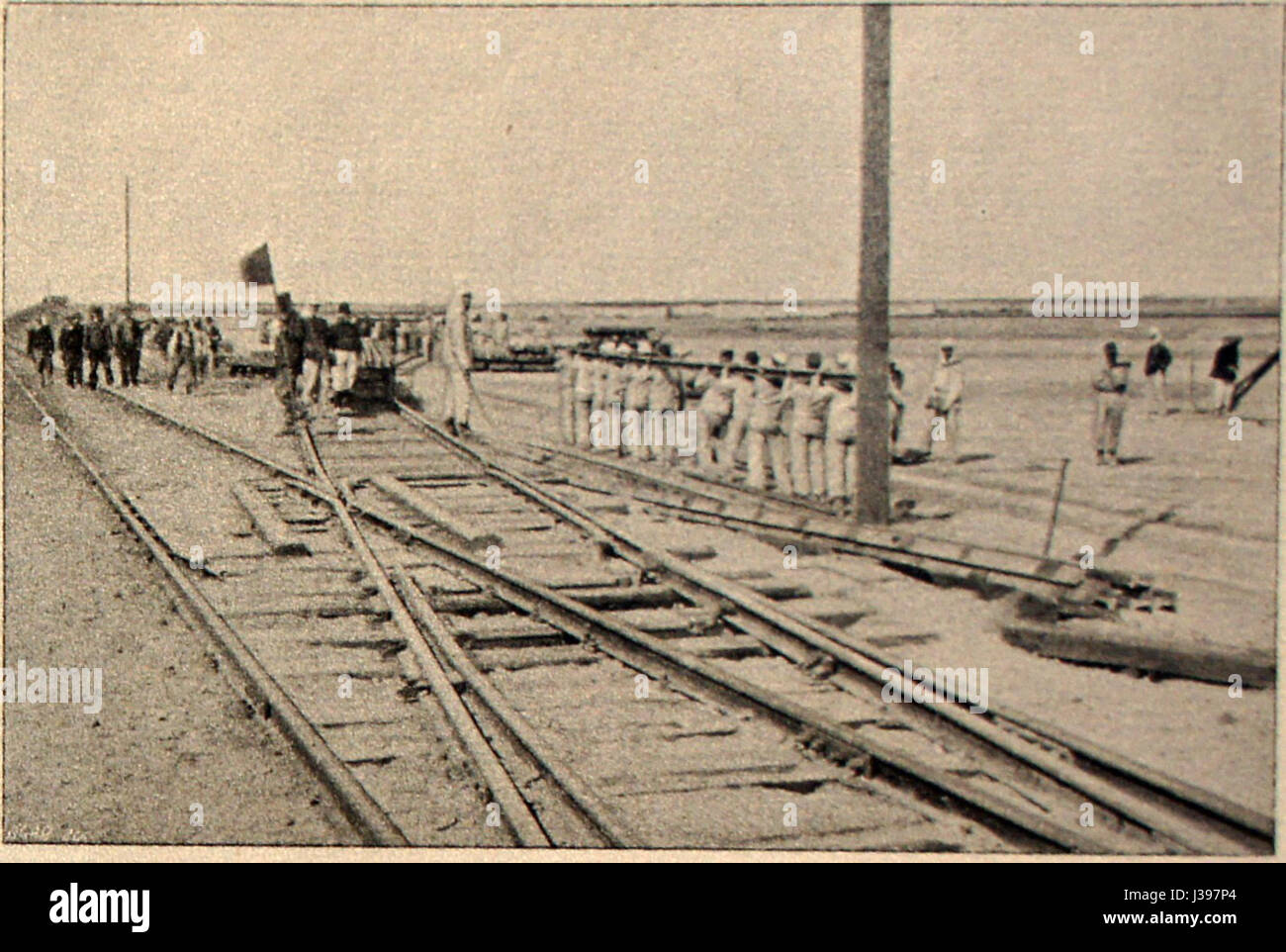 Questa immagine illustra la costruzione di percorsi ferroviari per la manovra e il cambio ferroviario, illustrando i processi tecnici coinvolti nello sviluppo dell'infrastruttura ferroviaria. La manovra ferroviaria è fondamentale per garantire il corretto funzionamento delle reti ferroviarie, con binari accuratamente disposti per supportare meccanismi di commutazione che dirigono il traffico ferroviario in varie direzioni. Tale lavoro è essenziale per la sicurezza e l'efficienza delle ferrovie. Foto Stock