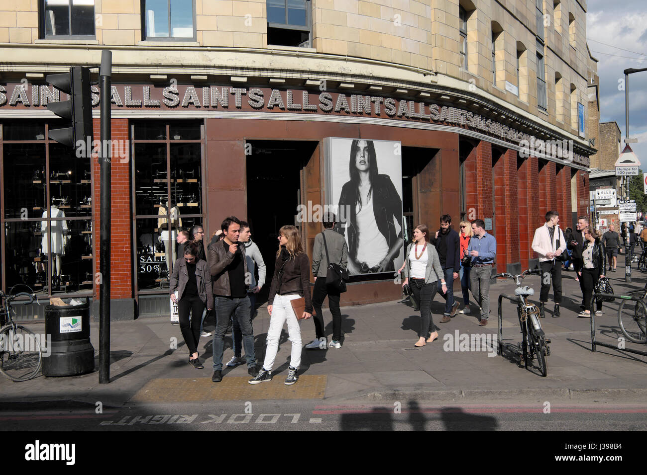 Negozio di Ognissanti esterno su un angolo della strada commerciale e Hanbury St Spitalfields London REGNO UNITO KATHY DEWITT Foto Stock