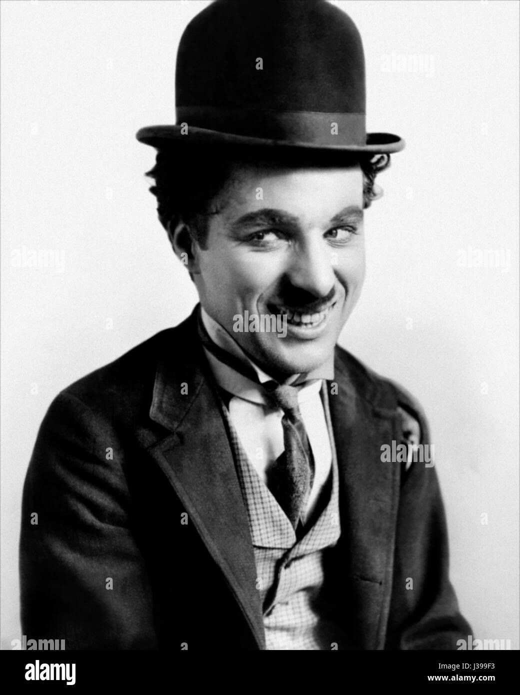 Charlie Chaplin è stato un comico, attore e regista inglese pionieristico, ampiamente considerato per il suo lavoro nei film muti, in particolare per il suo personaggio, "The Tramp". È considerato una delle figure più influenti nella storia del cinema. Foto Stock