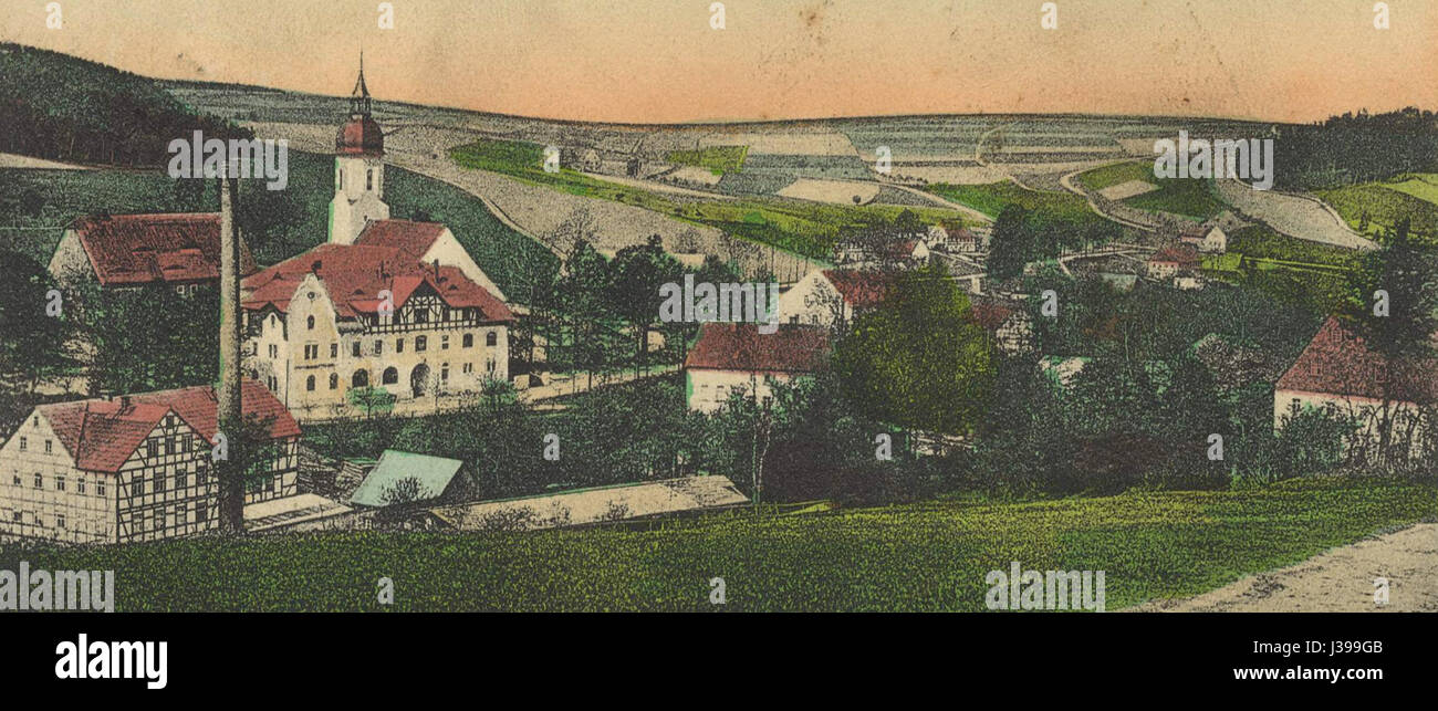 Una fotografia storica raffigurante la città di Clausnitz intorno al 1910, che mostra il paesaggio rurale e l'architettura dell'epoca in Germania. Foto Stock