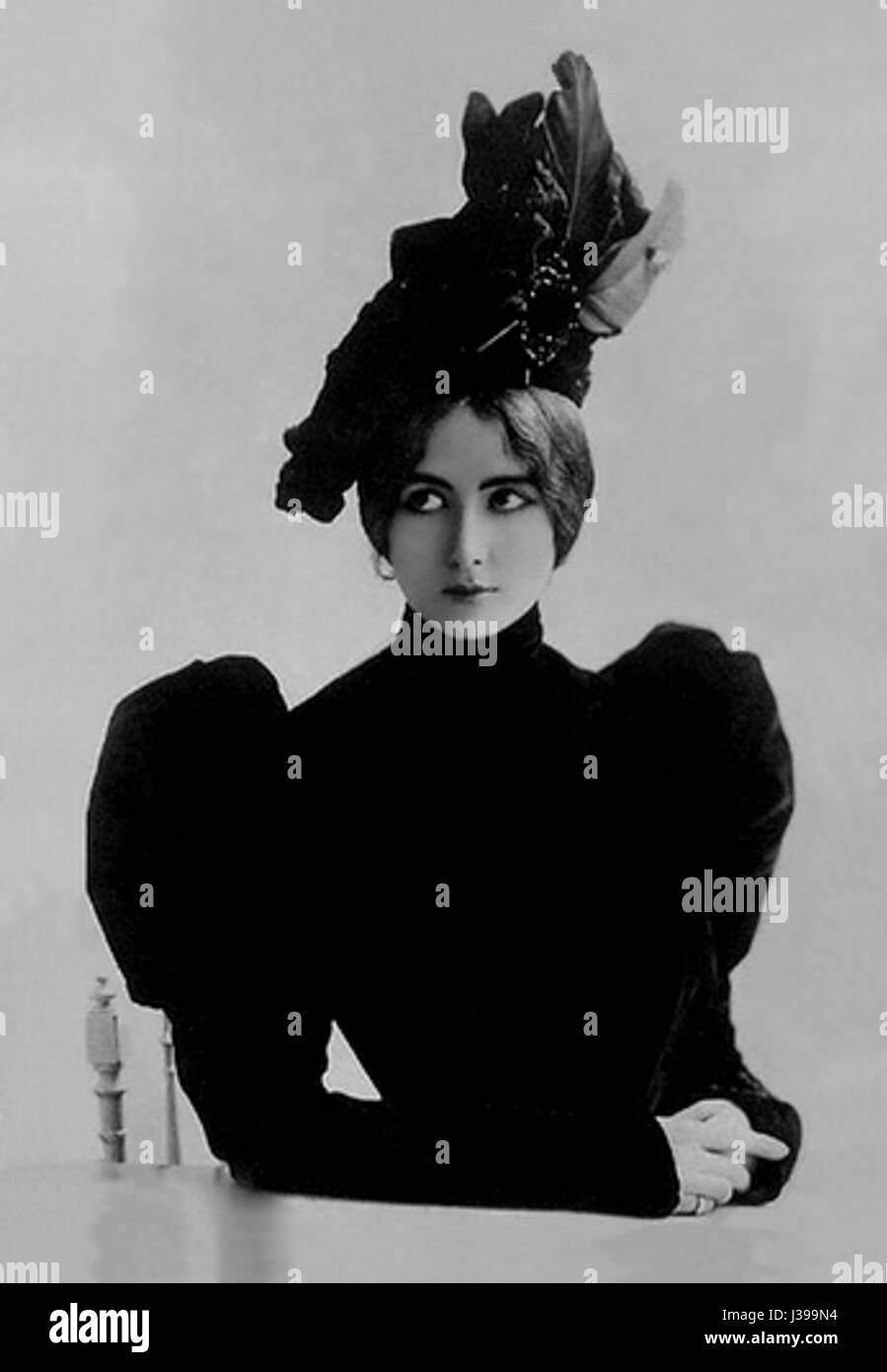 Cleo de Merode, un ballerino e attrice francese, fu una figura di spicco durante il periodo Belle Ã. Conosciuta per le sue performance e la sua bellezza, divenne un'icona dell'epoca. La fotografia di Reutlinger la cattura in un momento di grazia, mostrando la sua eleganza e influenza sulla danza e la cultura francesi. Foto Stock