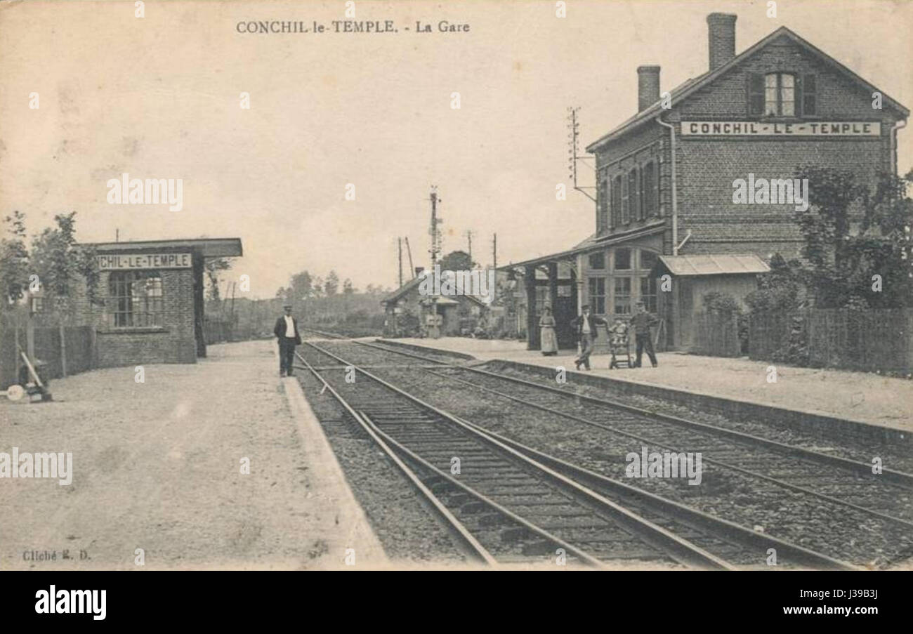 Questo titolo si riferisce a un'immagine della Gare de Conchil le Temple, una stazione ferroviaria situata a Conchil-le-Temple, in Francia. Presenta il design architettonico e l'ambientazione di questo centro di trasporto. Foto Stock