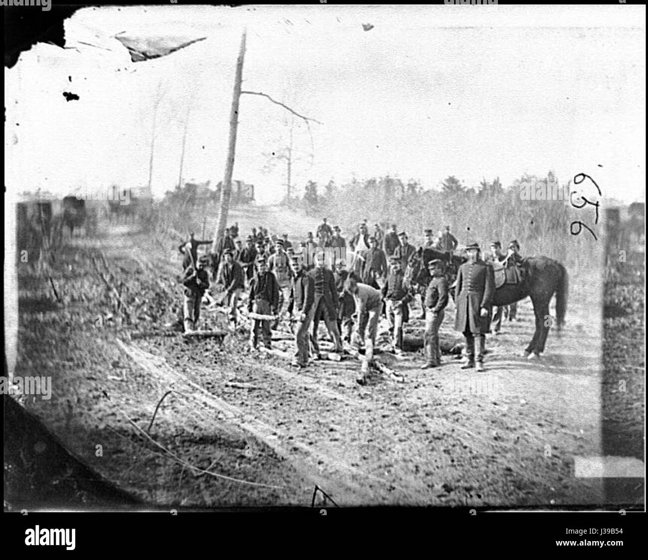 Il Corps of Engineers costruì strade a coste, un tipo di strada temporanea fatta di tronchi, utilizzata principalmente in condizioni umide o paludose durante i primi progetti militari e infrastrutturali americani. Foto Stock Il Corps of Engineers costruì strade a coste, un tipo di strada temporanea fatta di tronchi, utilizzata principalmente in condizioni umide o paludose durante i primi progetti militari e infrastrutturali americani. Foto Stock