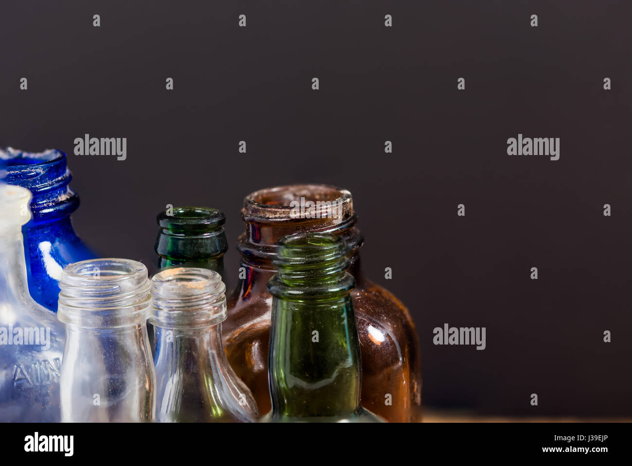 Gruppo di piccole e sporche bottiglia vintage tops Foto Stock