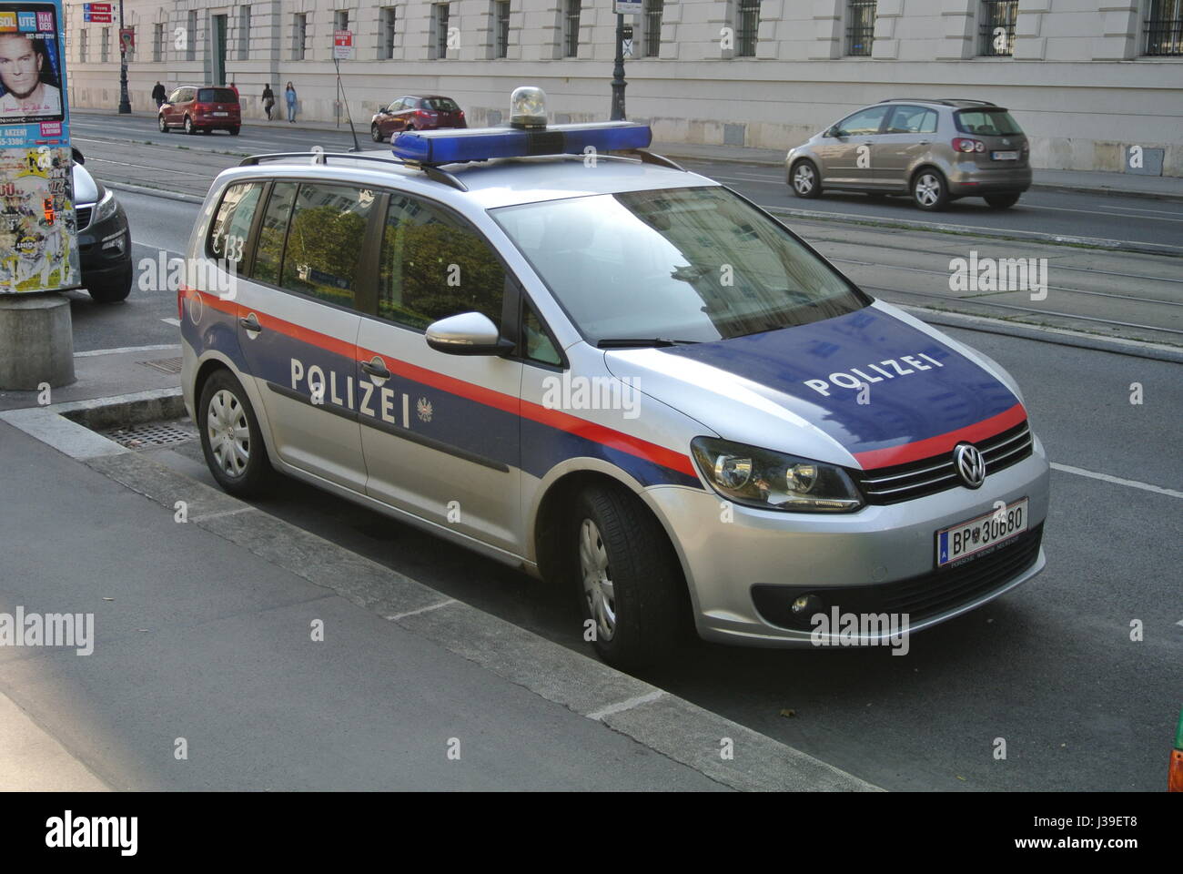 Polizia austriaca auto Volkswagen Touran, parcheggiato a Vienna, Austria, Europa Foto Stock