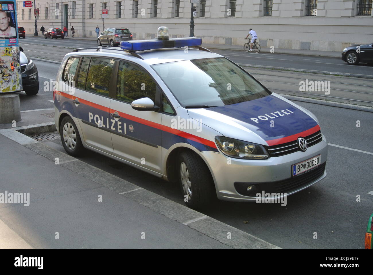 Polizia austriaca auto Volkswagen Touran, parcheggiato a Vienna, Austria, Europa Foto Stock
