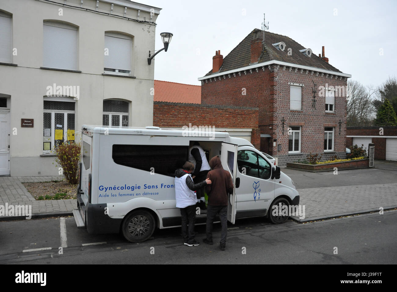 Reportage su volontari con il francese della carità, i ginecologi senza frontiere che lavorano nei campi per rifugiati nei pressi di Calais nel nord della Francia. un furgone di fronte steenvoorde church hall, un giorno-centro di cura. Foto Stock
