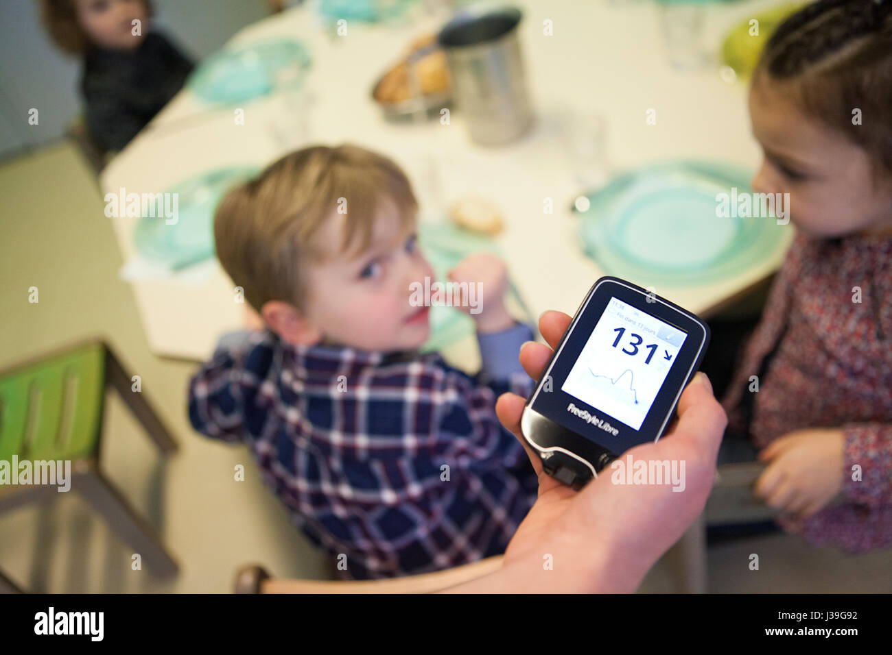 Bambino con diabete Foto Stock