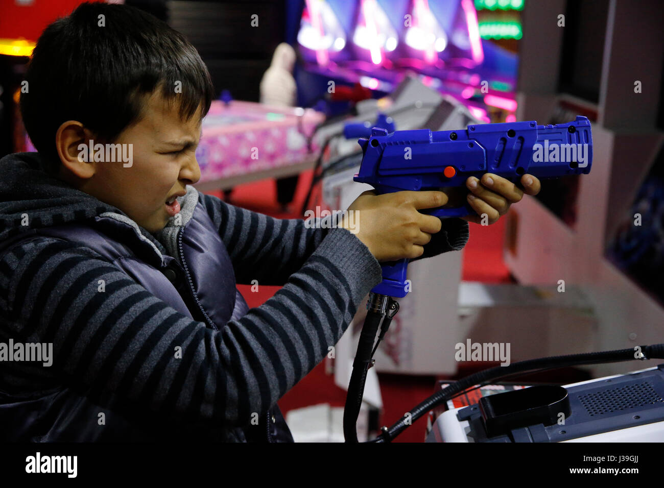 Garçon de 10 ans dans une salle de jeux. Foto Stock