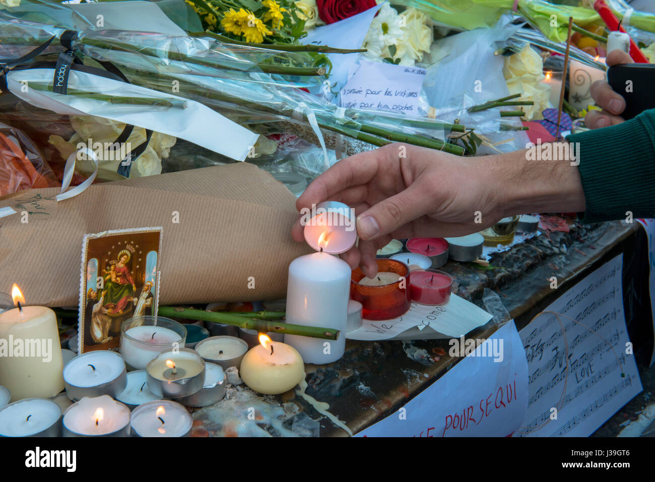 Rassemblement Au Pied de la statua de la République après les attentats du 13.11.2015. Foto Stock