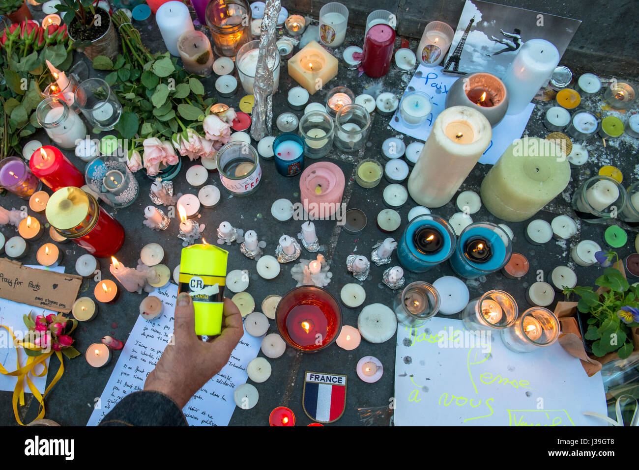 Rassemblement Au Pied de la statua de la République après les attentats du 13.11.2015. Foto Stock