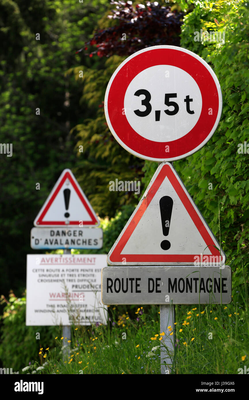 Le alpi francesi. bionnassay. pericolose su strada di montagna. Foto Stock