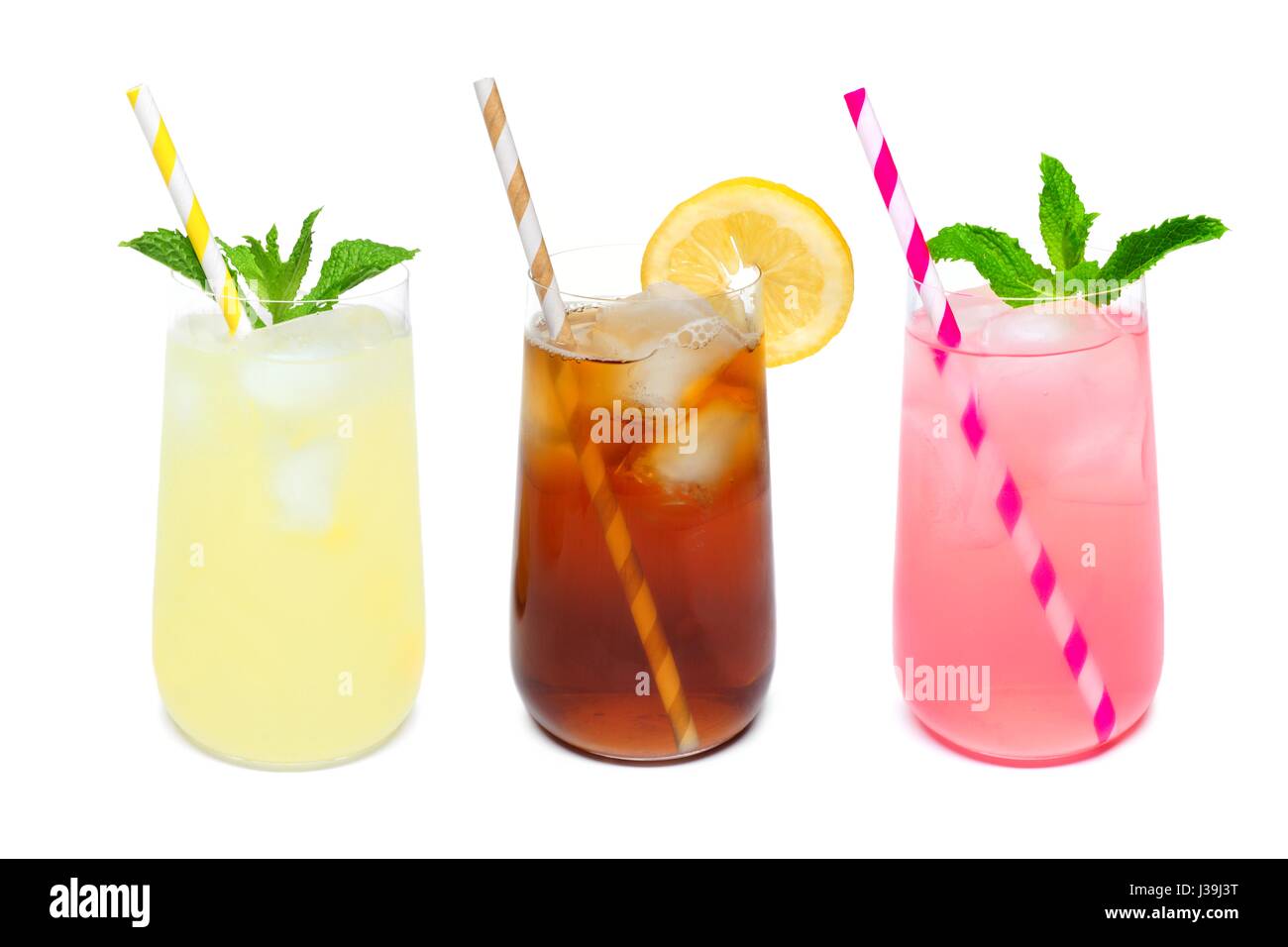 Tre bicchieri arrotondati di limonata estiva, tè freddo e rosa limonata bevande con cannucce isolato su uno sfondo bianco Foto Stock