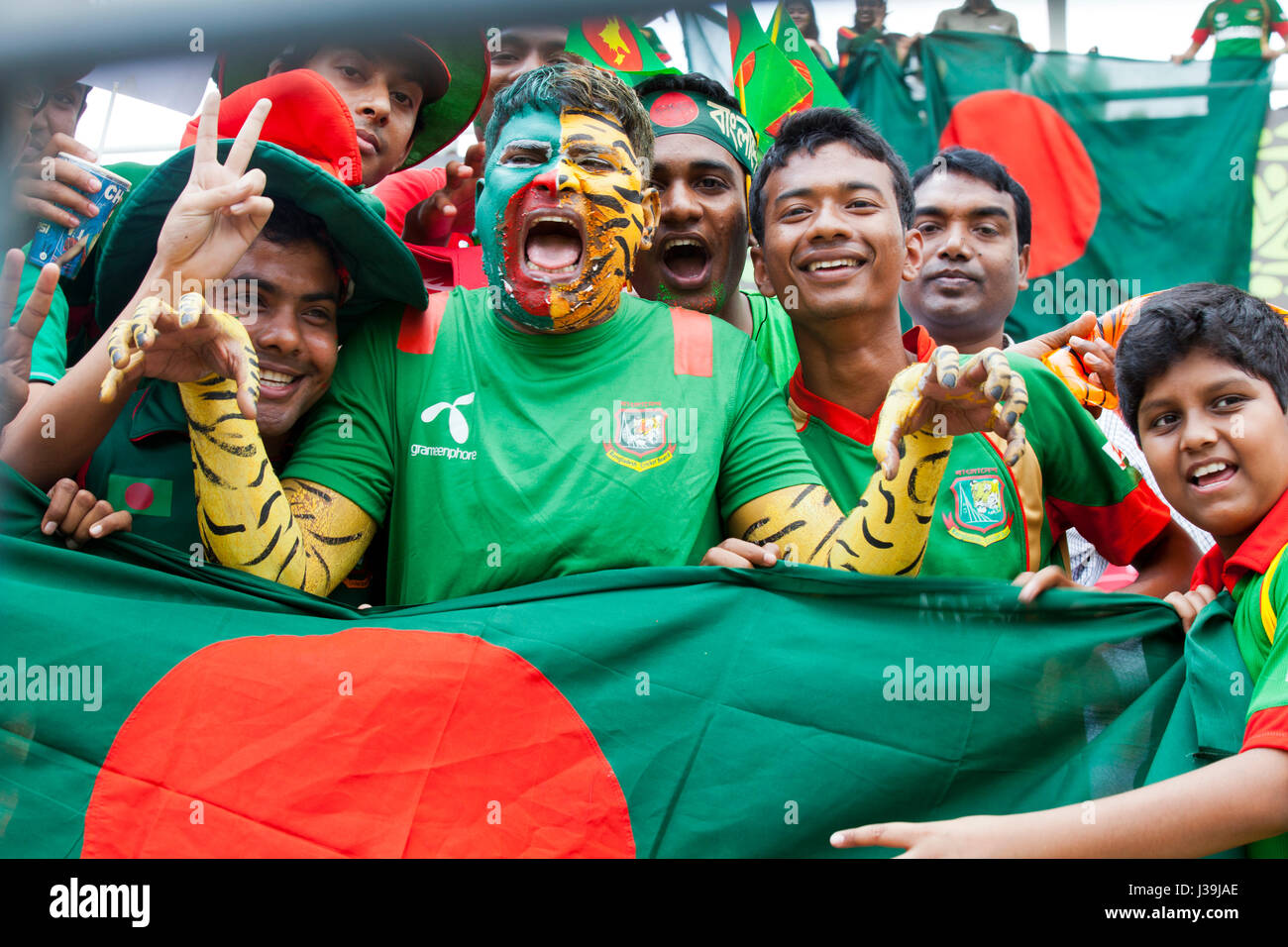 Giubilante tifosi di cricket durante il match del decimo ICC Cricket World Cup a Sher -E- Bangla National Cricket Stadium. Dacca in Bangladesh. Foto Stock