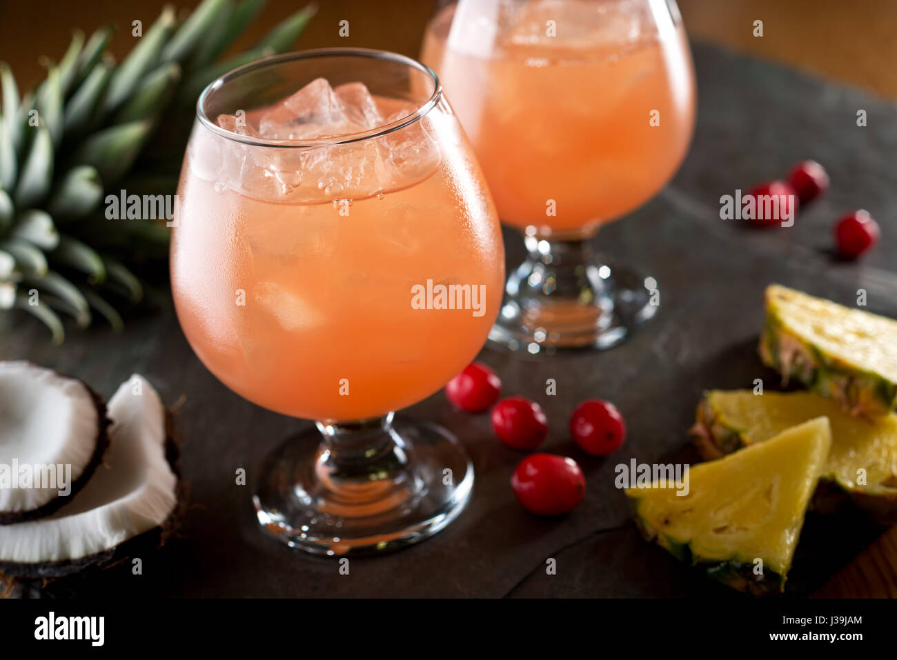 Deliziosa bay breeze cocktail con succo di ananas, succo di mirtillo palustre e noce di cocco. Foto Stock