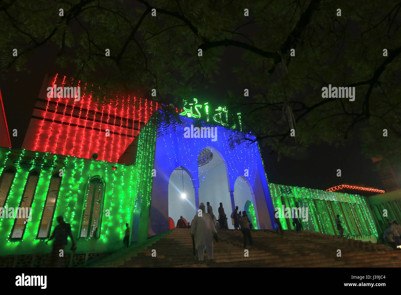 Baitul Mukarram Moschea Nazionale decora con luci colorate in occasione dell'Eid-ul - Adha. Dacca in Bangladesh. Foto Stock