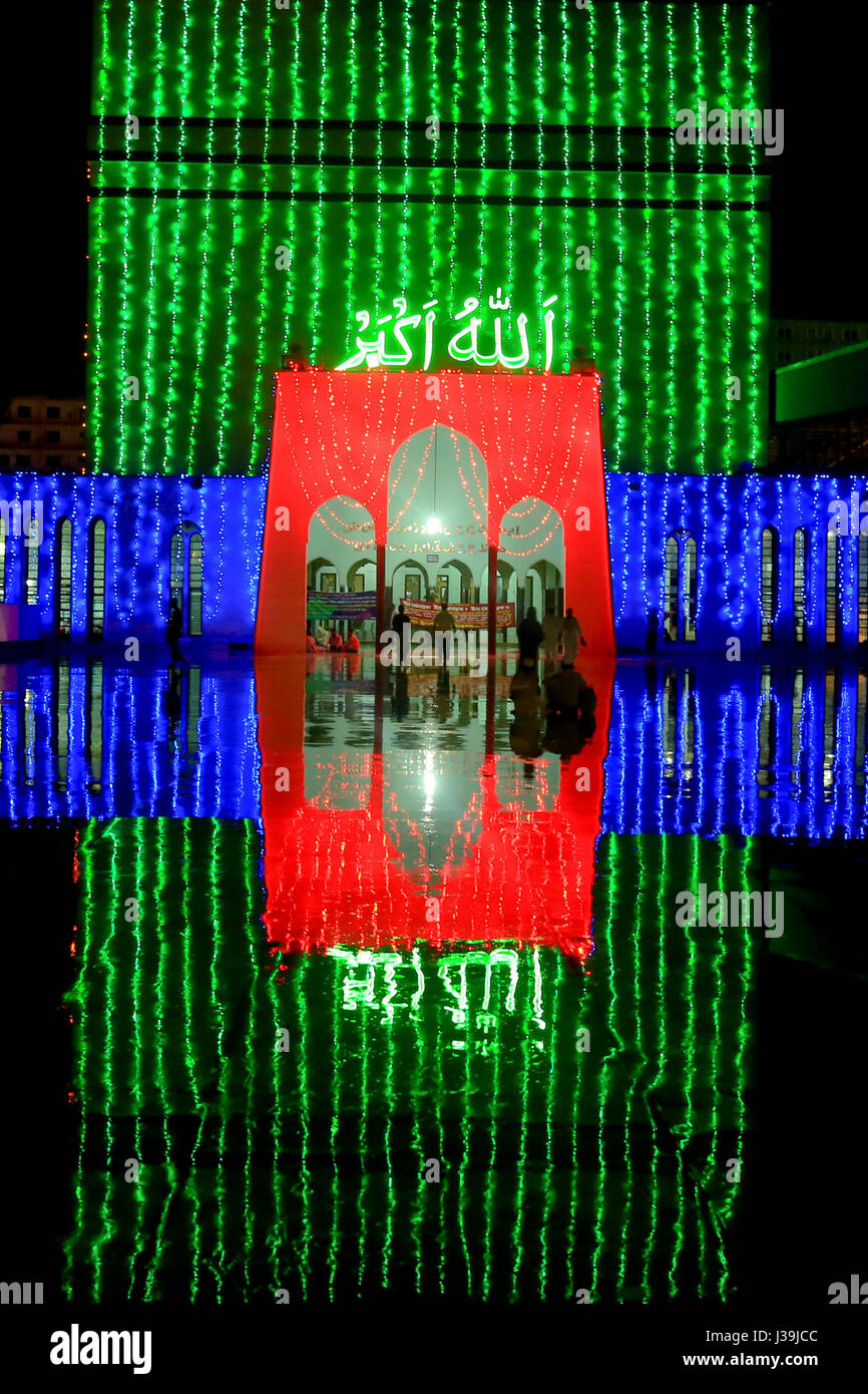 Baitul Mukarram Moschea Nazionale decora con luci colorate in occasione dell'Eid-ul - Adha. Dacca in Bangladesh. Foto Stock