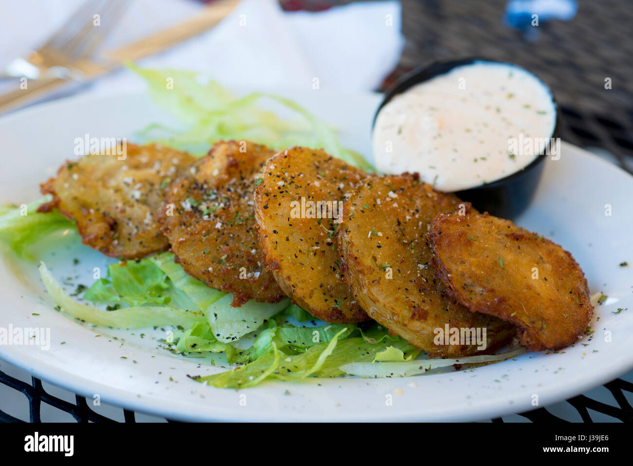 Green pomodori fritti con salsa bianca Foto Stock