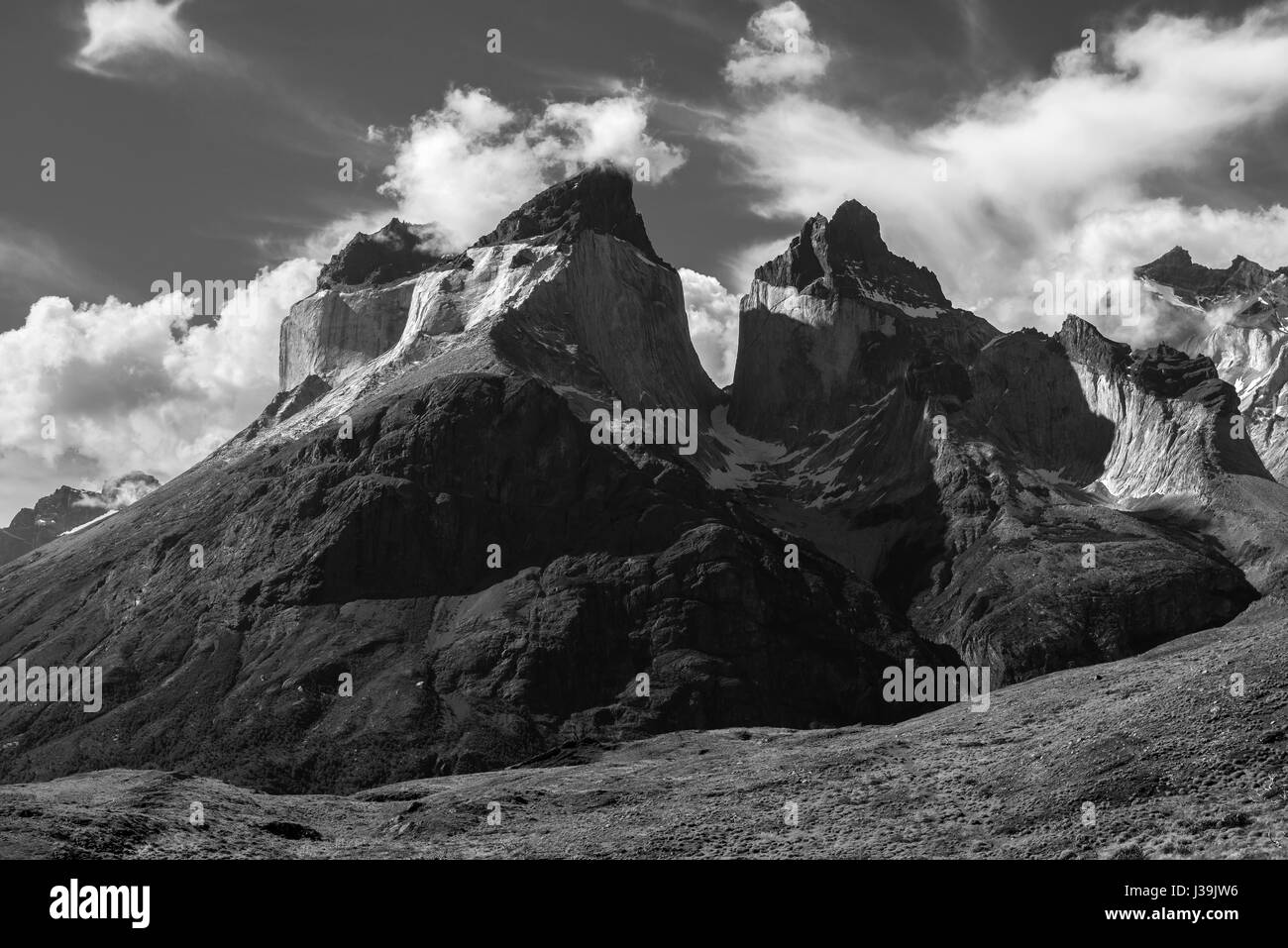 Fotografia in bianco e nero del maestoso Cuernos (corna) del Paine picchi andini all'interno del parco nazionale Torres del Paine in Patagonia cilena. Foto Stock