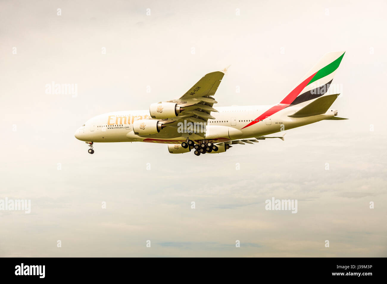 Emirates Airbus A380 sull approccio finale a CHC, aeroporto di Christchurch, South Island, in Nuova Zelanda Foto Stock