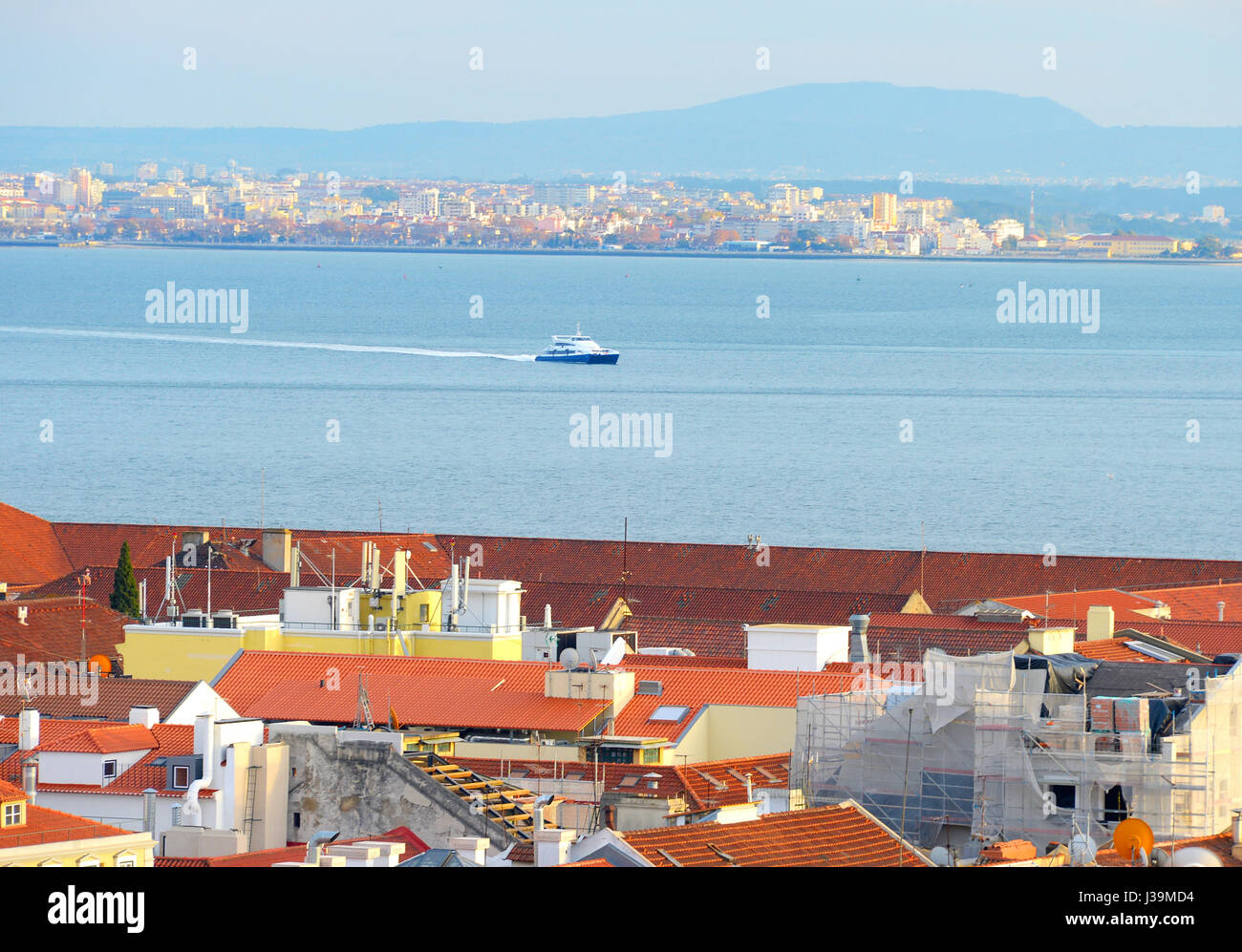 Traghetto da Lisbona a Almada sul fiume Tago. Portogallo Foto Stock