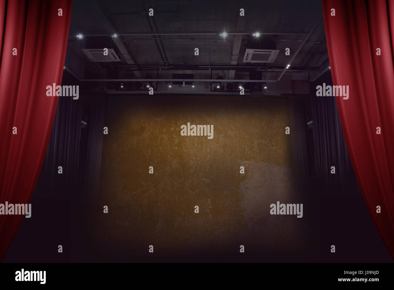 Parete vuota con la luce per la sala esposizioni sullo sfondo Foto Stock