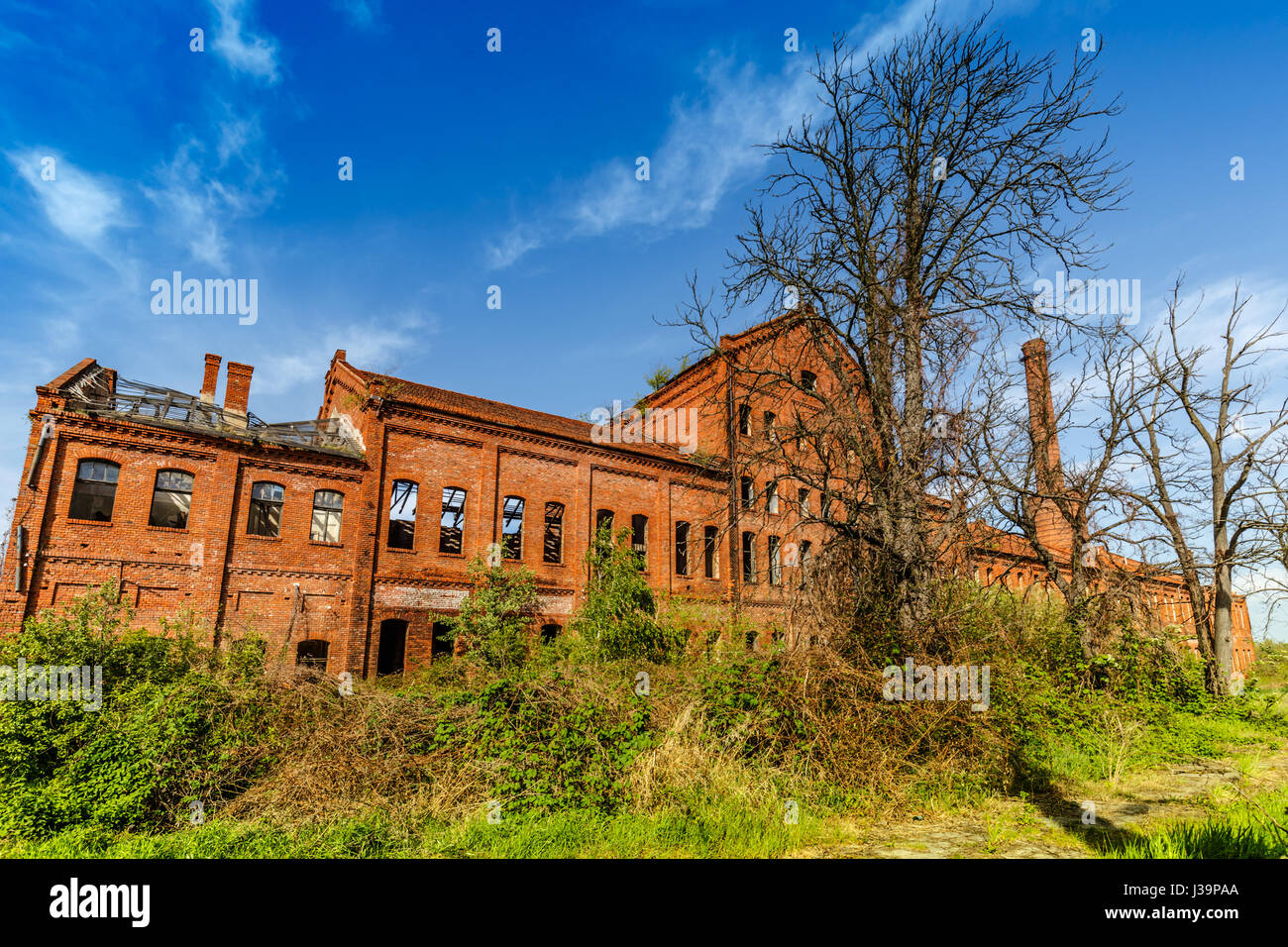 Vecchio, abbandonati e dimenticati edificio di mattoni rossi Foto Stock