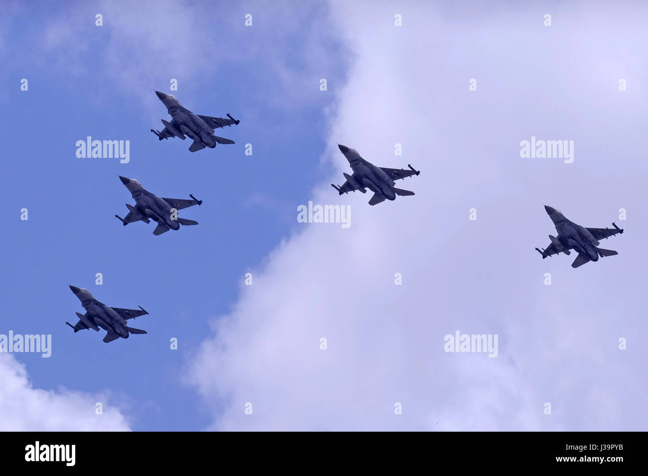 F-16D Fighting Falcon anche chiamato Barak jet fighters in corrispondenza di un'esibizione aerea della forza aerea israeliana. Foto Stock