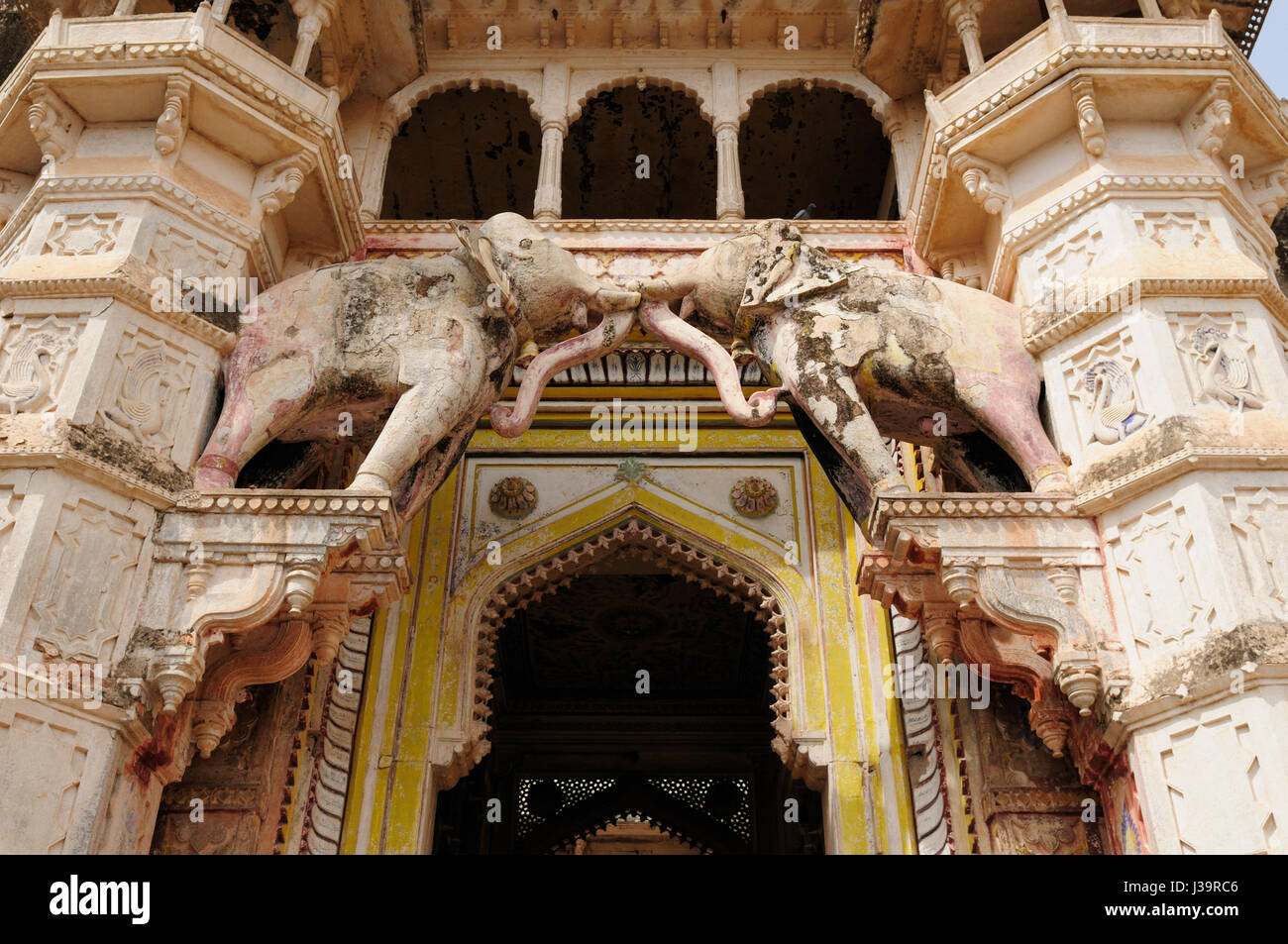 Cancello principale al palazzo di Bundi nel Rajasthan, India. Foto Stock