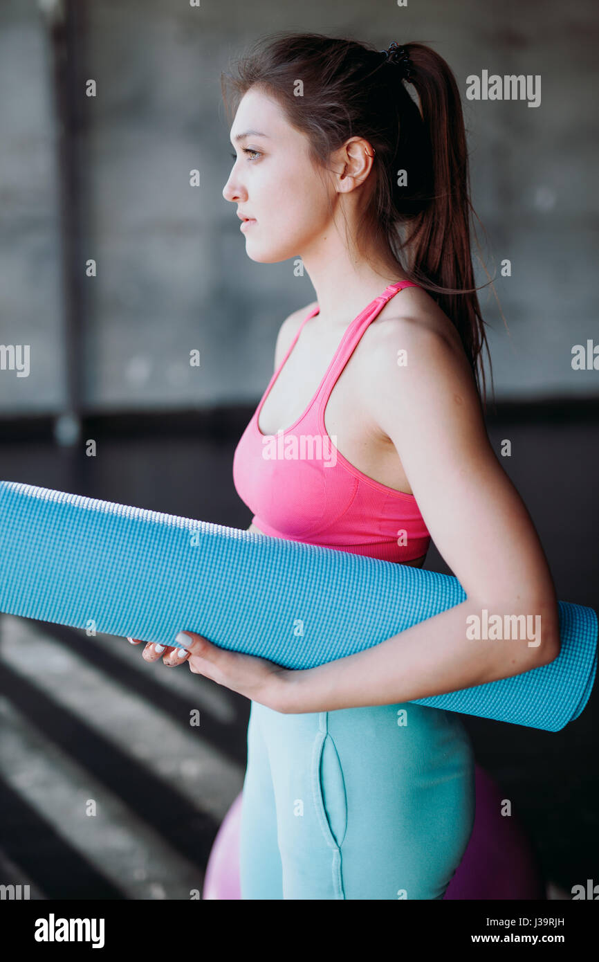 Donna con corda da salto in palestra Foto Stock