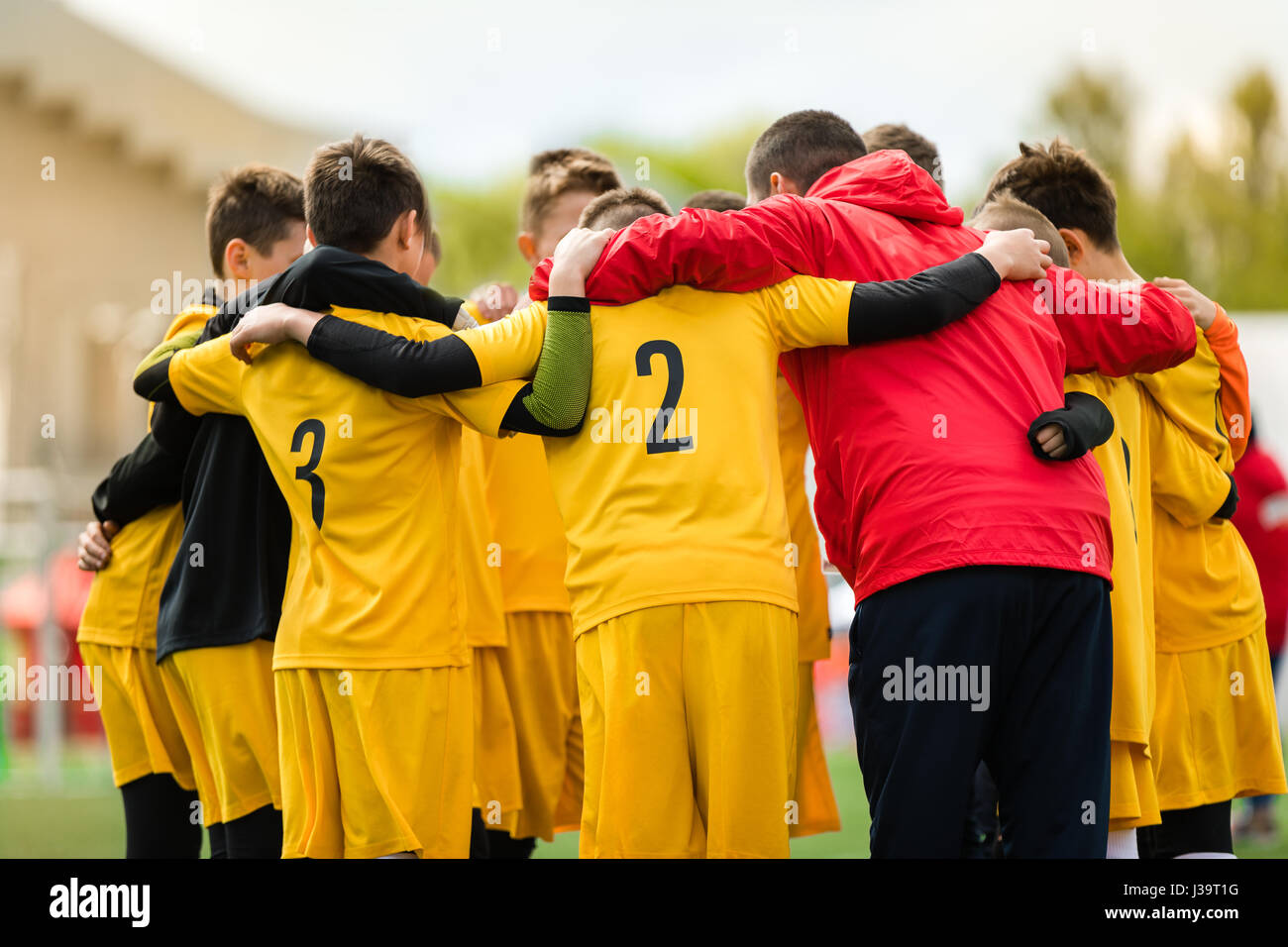 Calcio Soccer Pallamano Pallavolo Corrispondenza Per Bambini Gridare Team Football Soccer Game Il Lavoro Di Squadra E L Unita Discorso Di Coaching Foto Stock Alamy