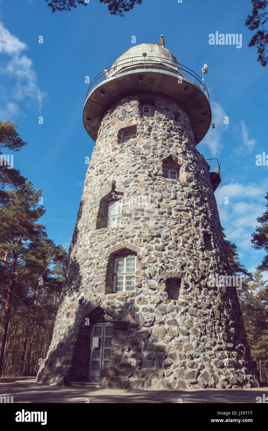 Vista di una vecchia torre osservatorio nel parco. Tallinn, Estonia, UE Foto Stock