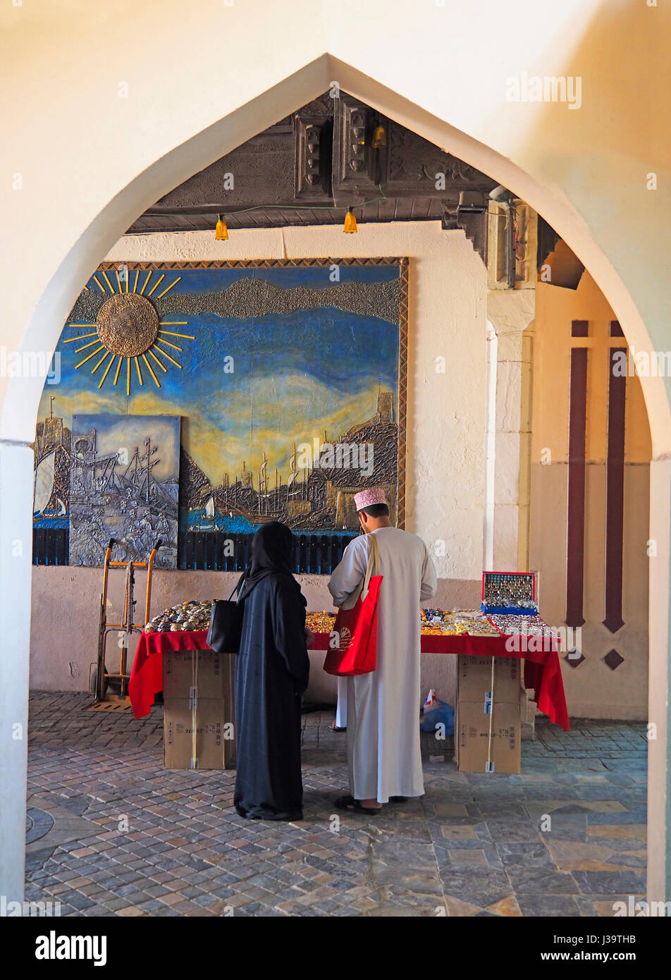 Paio di shopping per i gioielli in souk in città vecchia Muscat Oman. Foto Stock