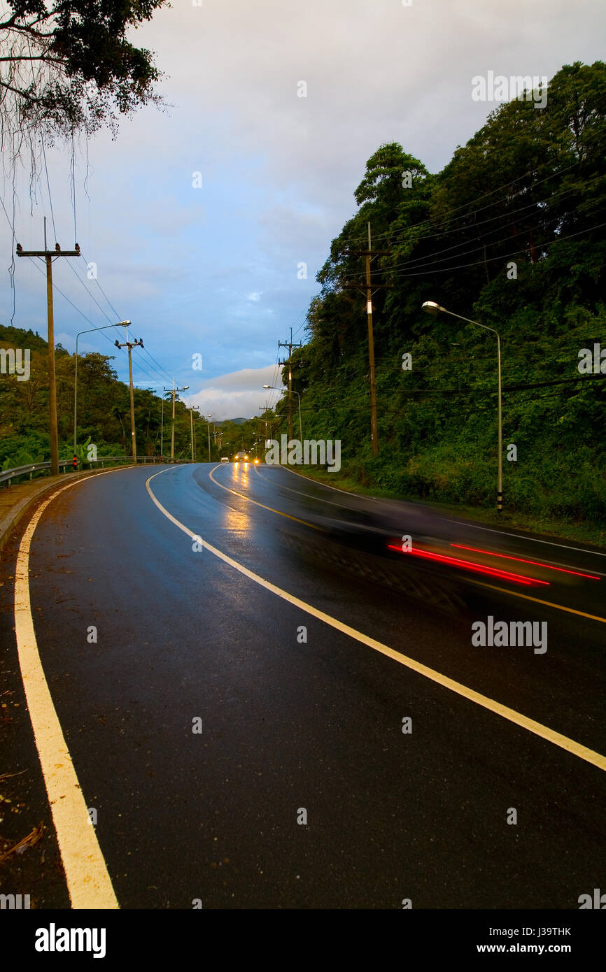 La vettura si muove rapidamente sulla strada. Motion Blur. Foto Stock