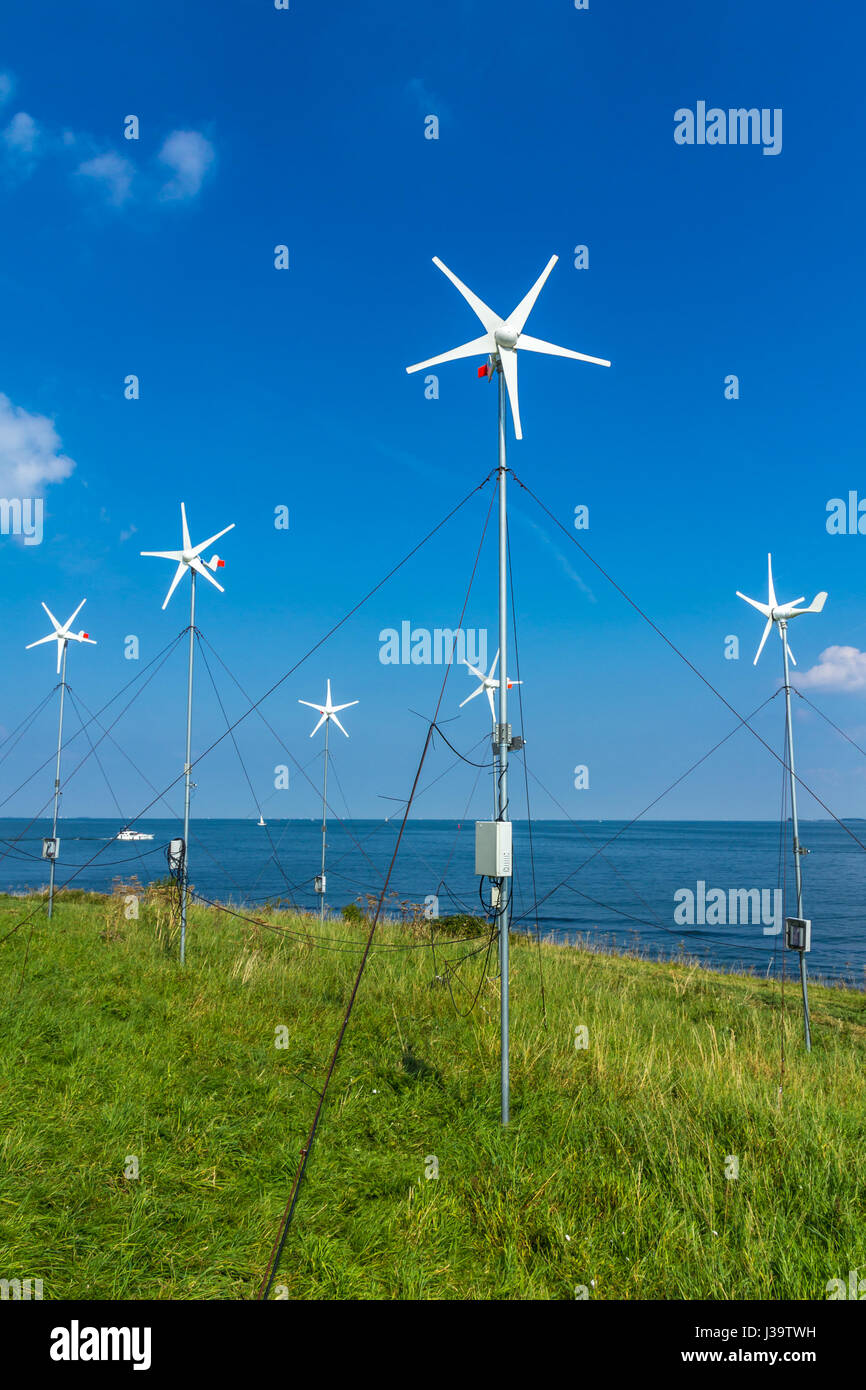 Isola Pampus, ijmeer, Paesi Bassi - 30 agosto 2016: griglia di micro turbine eoliche Foto Stock