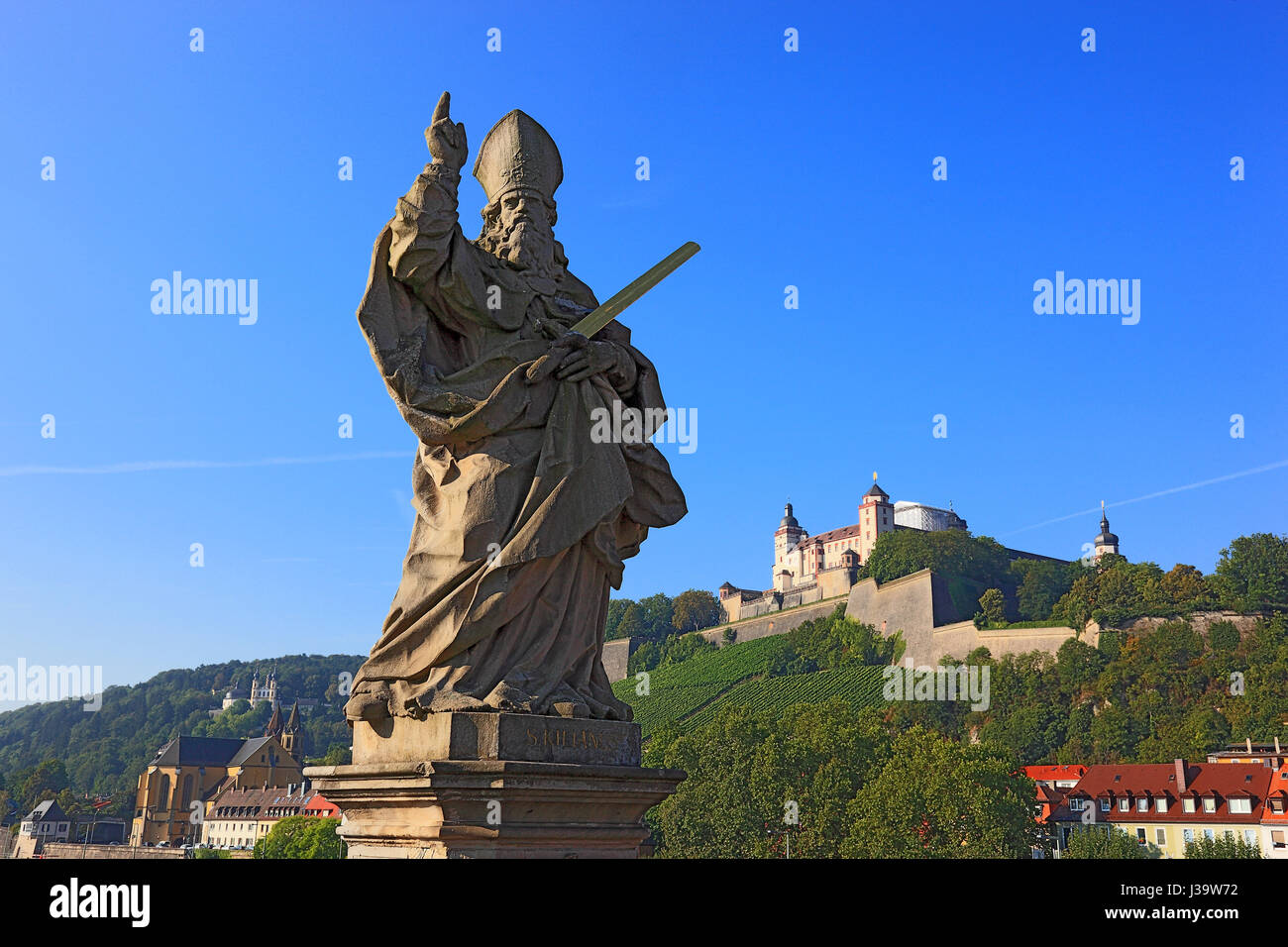 Deutschland, Unterfranken, Stadt Würzburg, die Festung Marienberg und der Heilige Kilian, einer der Frankenapostel auf der Alten Mainbruecke Foto Stock