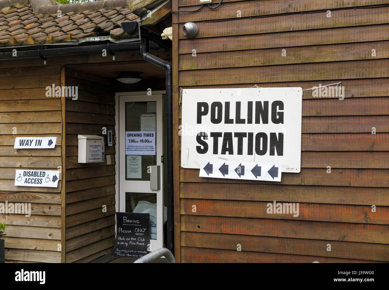 Direzione di ingresso firmare all'ingresso di una stazione di polling, Woking, Surrey, Regno Unito Foto Stock