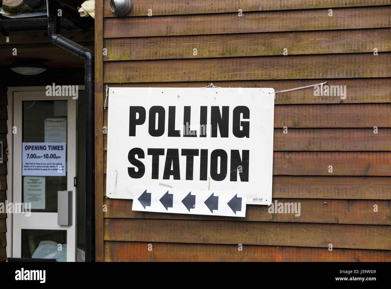 Direzione di ingresso firmare all'ingresso di una stazione di polling, Woking, Surrey, Regno Unito Foto Stock