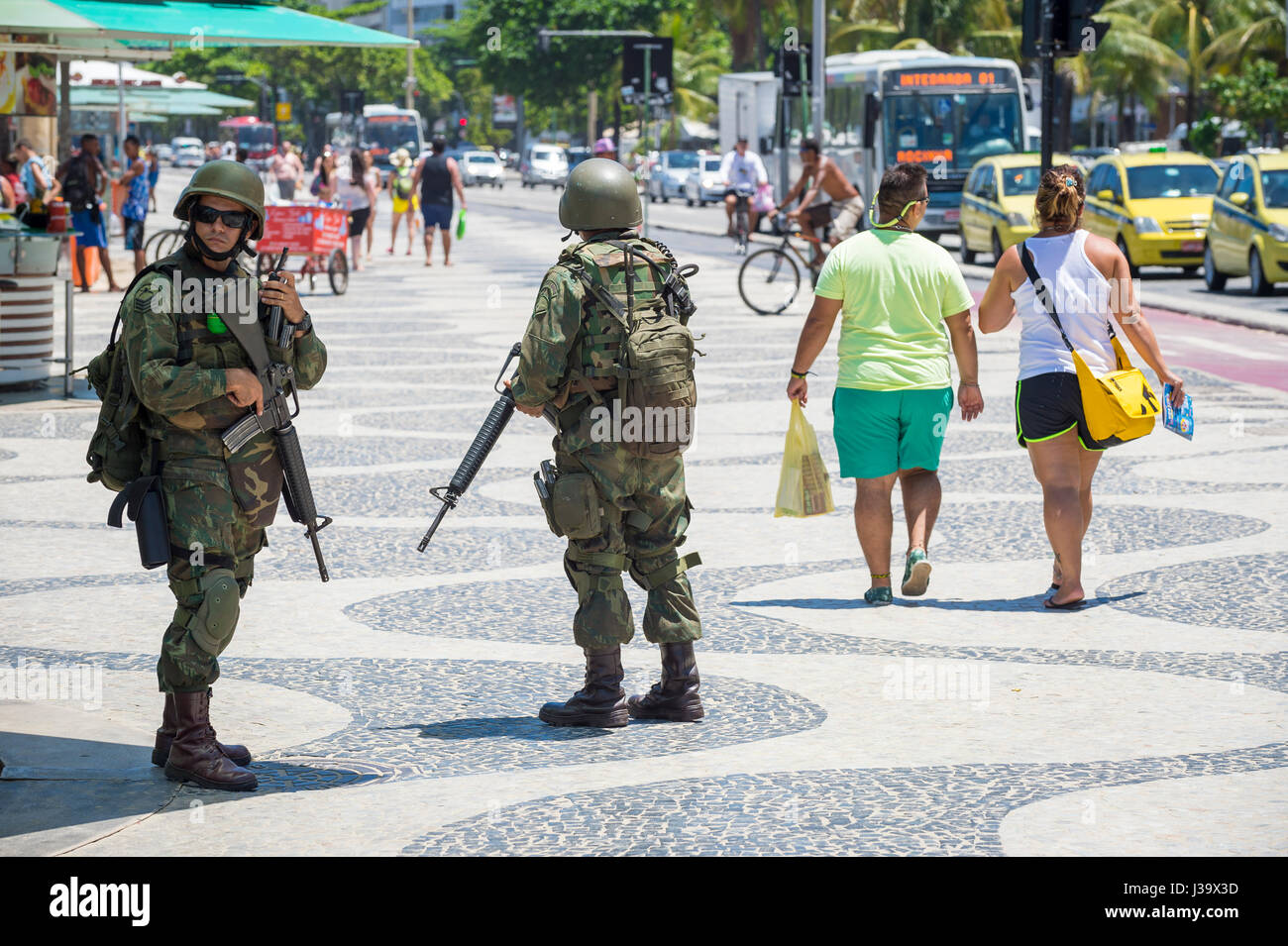 RIO DE JANEIRO - Febbraio 10, 2017: due esercito brasiliano soldati stand in pieno il camuffamento uniforme sul lungomare a Copacabana Beach. Foto Stock