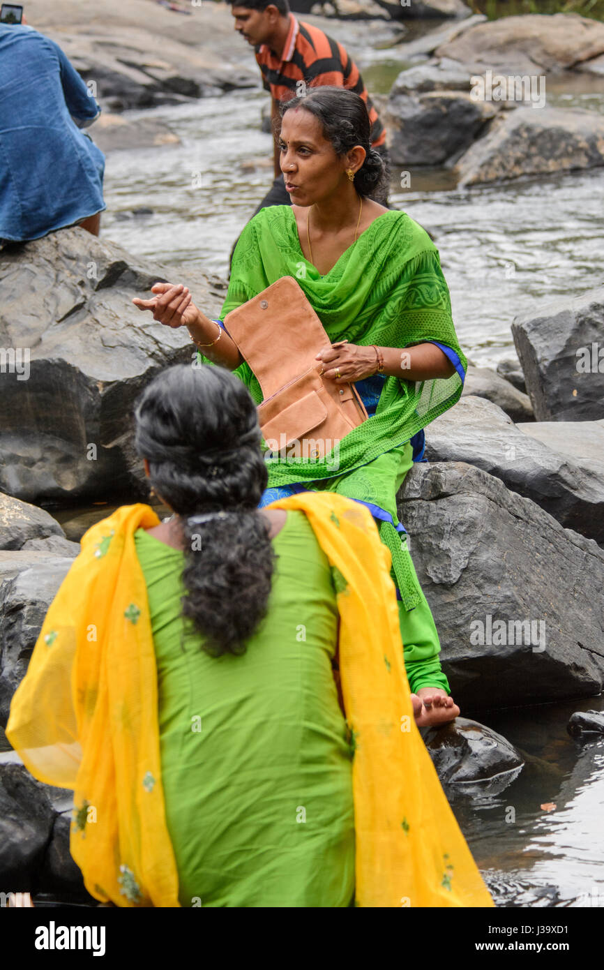 La popolazione locale a giocare nel fiume per celebrare India del giorno della repubblica a Kuruva Dweep (Kuruva Island), il distretto di Wayanad, Kerala, India del Sud, Sud Asia Foto Stock