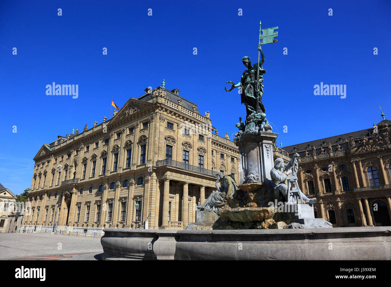 Deutschland, Unterfranken, in der Altstadt von Wuerzburg, die Wuerzburger Residenz, der historistische Frankoniabrunnen mit den Brunnenfiguren Tilman Foto Stock